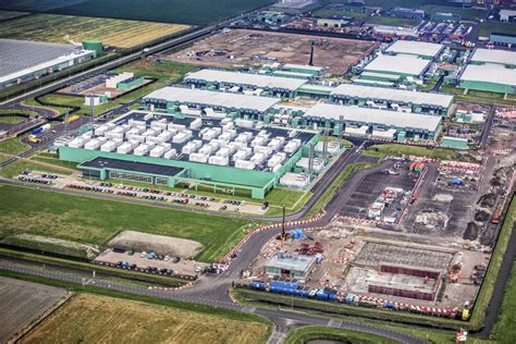 Datacenters zijn niet alleen in de VS te vinden. We vinden er ook veel in Europa en in Nederland, dat een cruciaal knooppunt is in het Europese internetnetwerk. Agriport Agriport Datacenters in Nederland, ten noorden van Amsterdam. Creative Commons-licentie.