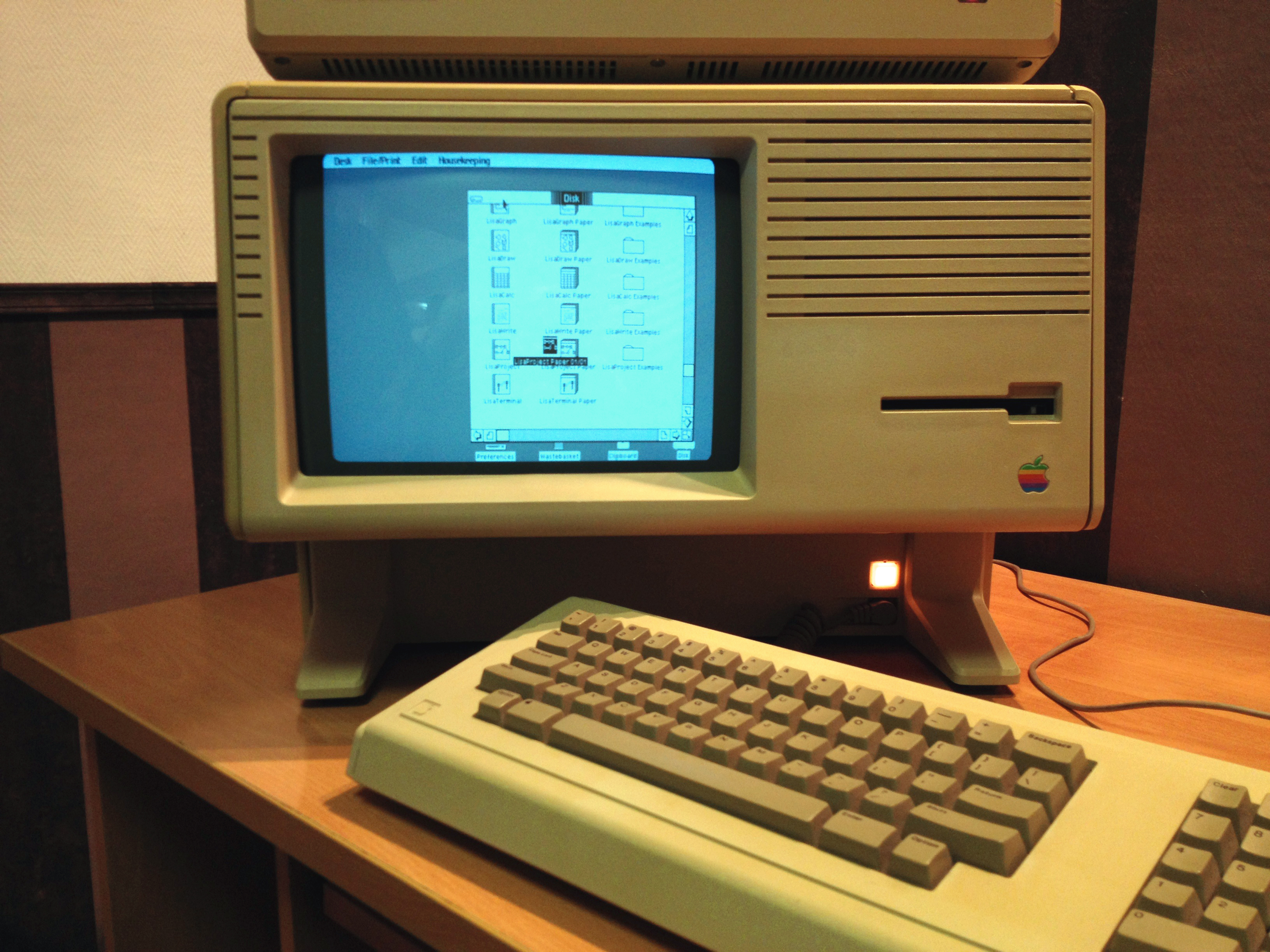 Vroege grafische interface op de Apple Lisa uit 1983 (wikimedia: Door Álvaro Ibáñez uit Madrid, Spanje - Apple Lisa (Little Apple Museum), CC BY 2.0, https://commons.wikimedia.org/w/index.php?curid=39544147)