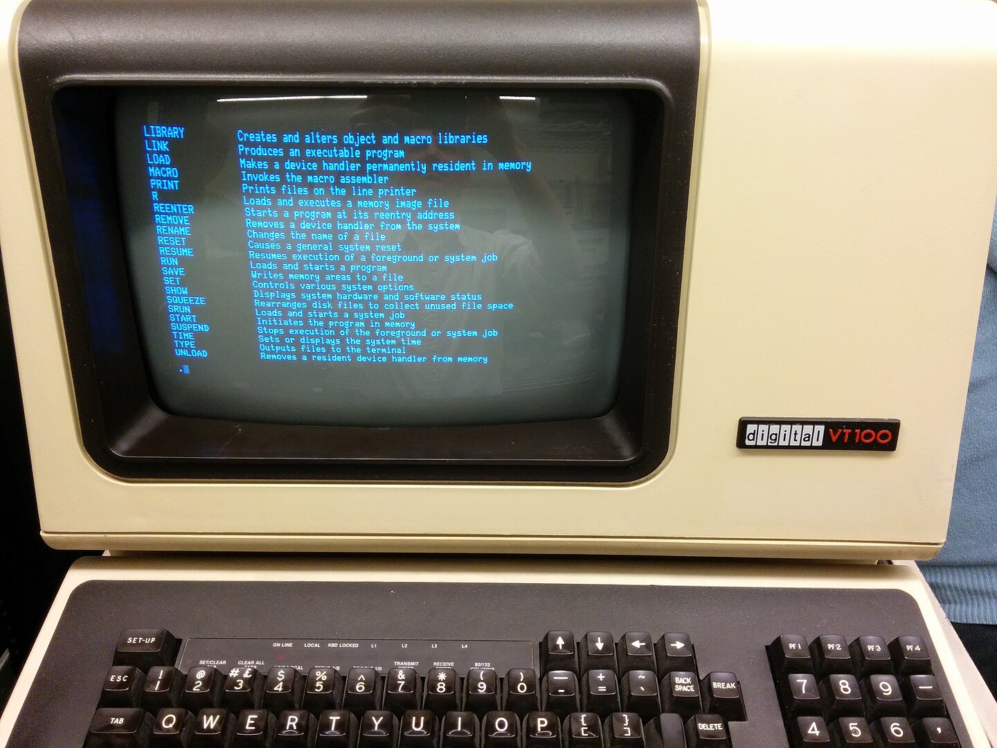 Een deel van de uitvoer van het “HELP”-commando op een VT100-computer uit 1978 Door Autopilot - Eigen werk, CC BY-SA 3.0, (https://commons.wikimedia.org/w/index.php?curid=32815073)