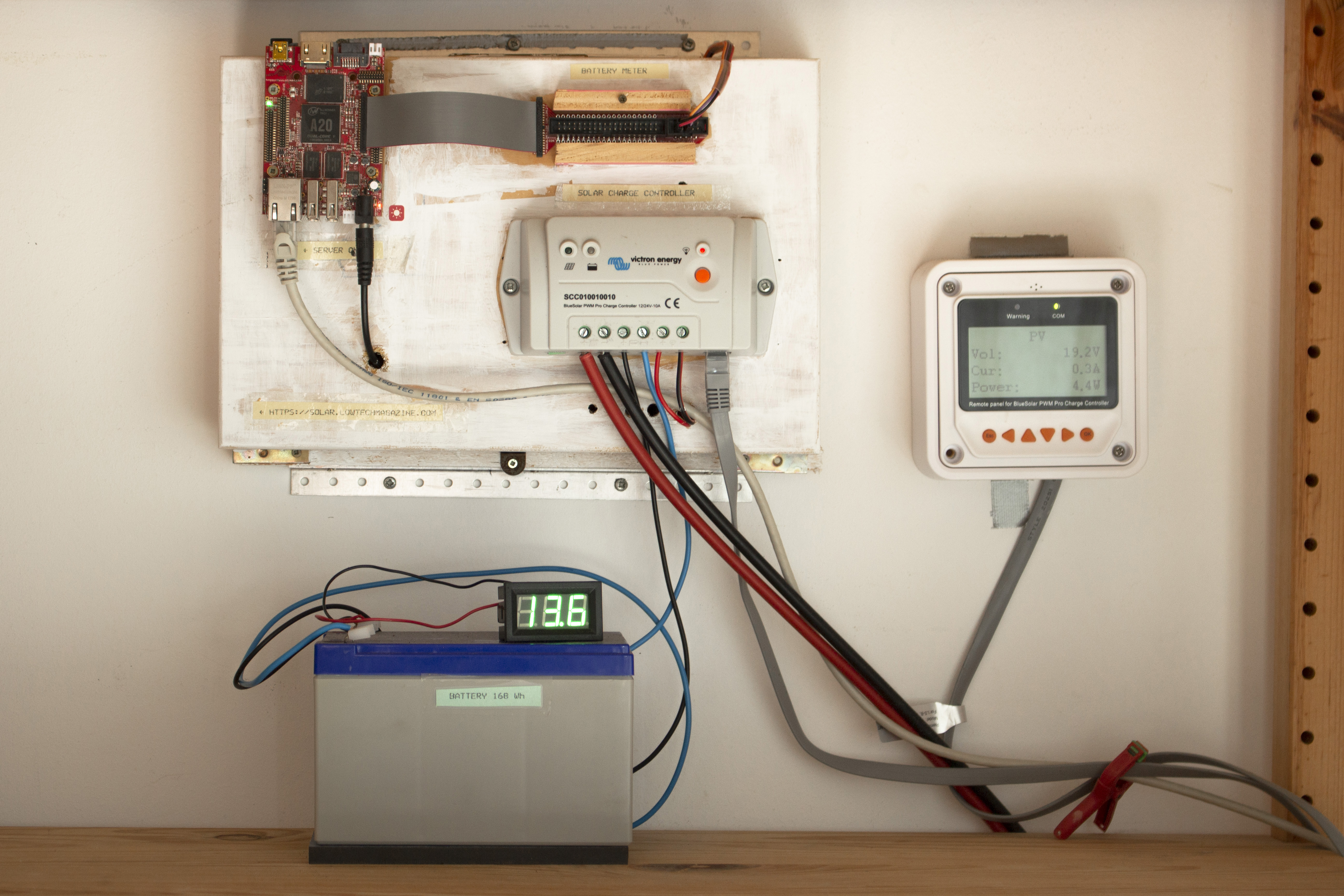 Low-tech Magazine host hun website op hun eigen minicomputer die op zonne-energie werkt. De server waarop Low-tech Magazine draait. Foto Marie Verdeil (licentie cc-by-sa-nc).