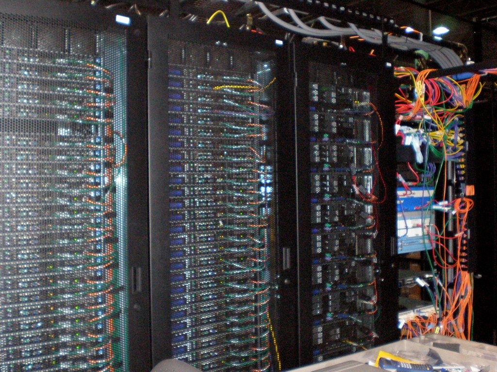 Rackservers in een datacenter. “Datacenter” — Gewoon een paar servers in een datacenter. Sean Ellis, gelicentieerd onder CC BY 2.0.