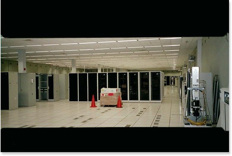 Afbeelding van de binnenkant van een datacenter. Hier worden uw gegevens opgeslagen. Waarschijnlijk heeft ongeveer 1 op de 10 Amerikanen die deze foto bekijken, ooit een website bezocht die hier werd gehost. Oorspronkelijk was dit het Prodigy en later het SBC Yahoo!; momenteel is het een van de ATandT Yahoo! datacenters. Door smag, gelicentieerd onder CC BY-NC-SA 2.0.